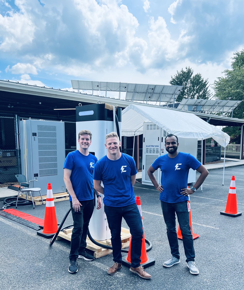 Throwback Thursday to 2022 when we deployed the first generation PowerNode Charging Station in Knoxville Tennessee with @EPRINews, @xcelenergy, and @CentralHudson 

Electric Era is committed to innovation! Over the last year we have continued to improve reliability,…