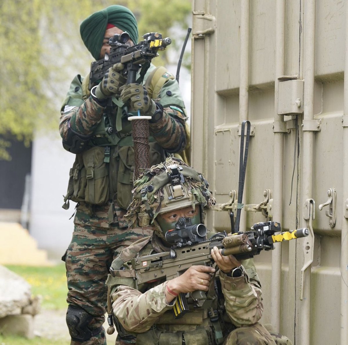 BritArmySingh's tweet photo. Sikh Gurkha brotherhood✊🏽#bhai #dhosti #brothersinarms #Sikh #Gurkha #BritishArmy https://t.co/aHybOF9bE8