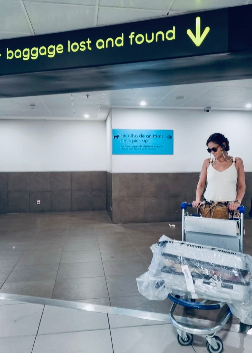 podeserbia's tweet photo. Uma mulher que recebe sua bagagem com 48h de atraso, mala quebrada, coisas  esparramadas num saco plástico, atendimento confuso da @Iberia, empresa contratada pela @LATAMAirlines, não quer guerra com ningu… EU QUERO GUERRA SIM! https://t.co/vNHbS0uioe