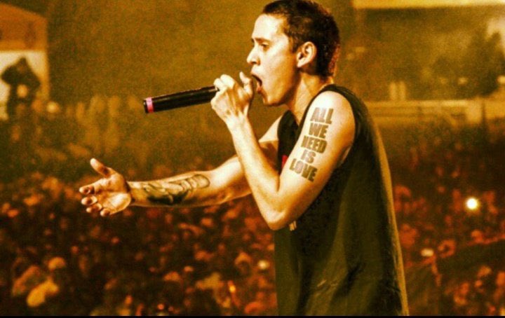 El rapero número 1 de la historia del habla hispana es CANSERBERO. Todos en esa lista lo saben, todos ustedes lo saben. 🫶🏼❤️ ALL WE NEED IS LOVE.