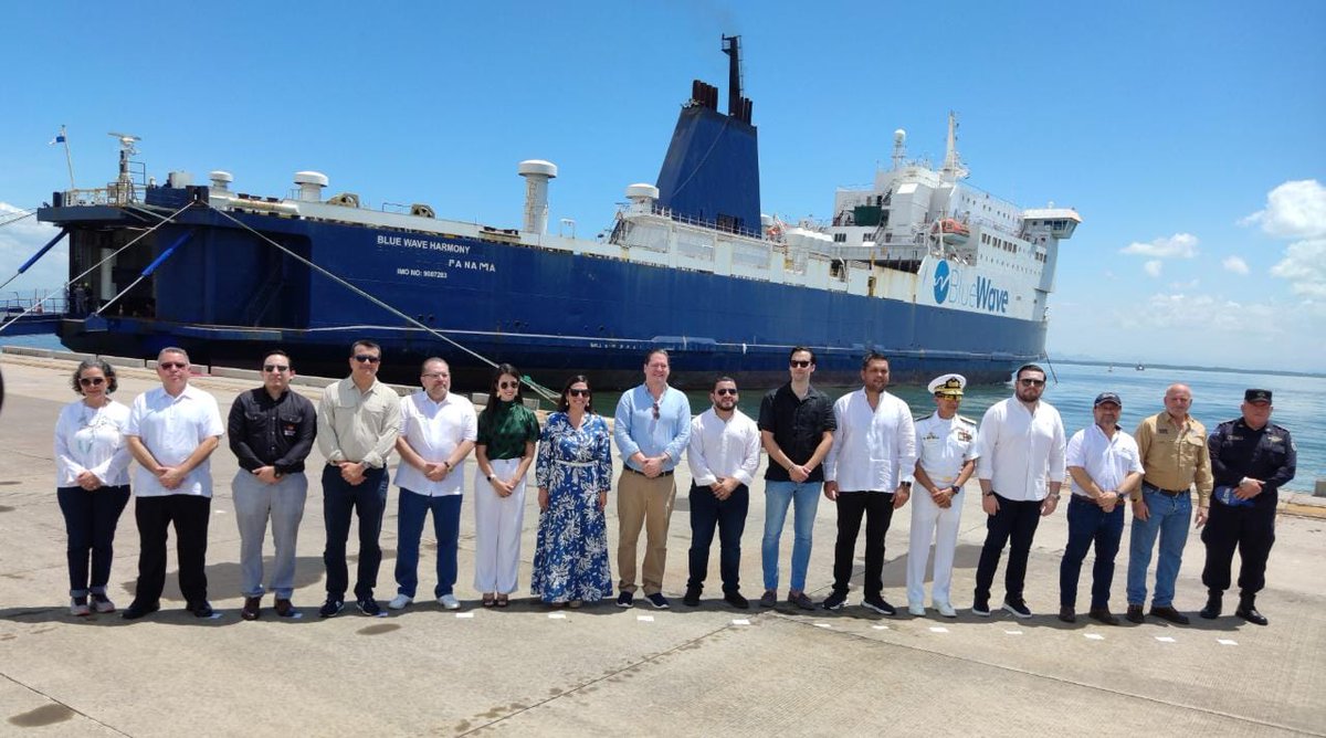 SComercioSV's tweet photo. En la apuesta para fortalecer el comercio en la región, @CEPASV junto a 14 instituciones de la mesa técnica, recibieron el buque de @bluewave_corp como parte del inicio de operaciones del #ferri que conectará el Puerto de La Unión en 🇸🇻 con el Puerto Caldera en 🇨🇷. https://t.co/272S2VMuBW