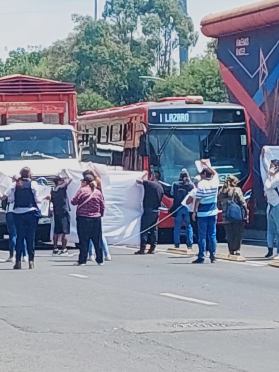 Bloqueo de vecinos de la colonia  
Xicaltongo en Eje 3 Oriente esquina con Tezontle y Península, Colonia Infonavit Iztacalco, Alcaldía Iztacalco, las personas solicitan apoyo para la localización de su familiar. <a href="/IztacalcoAl/">Alcaldía Iztacalco</a> <a href="/OVIALCDMX/">OVIAL_SSCCDMX</a>
