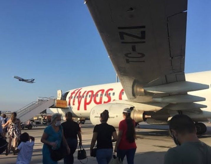 havacilikuniku's tweet photo. Pegasus'un #PC2735 Kayseri-İstanbul Sabiha Gökçen uçuşunu gerçekleştirecek TC-IZI tesçilli Boeing 737 tipi uçağının -slide- acil tahliye kaydırağı patladı. https://t.co/frTBraoRme
