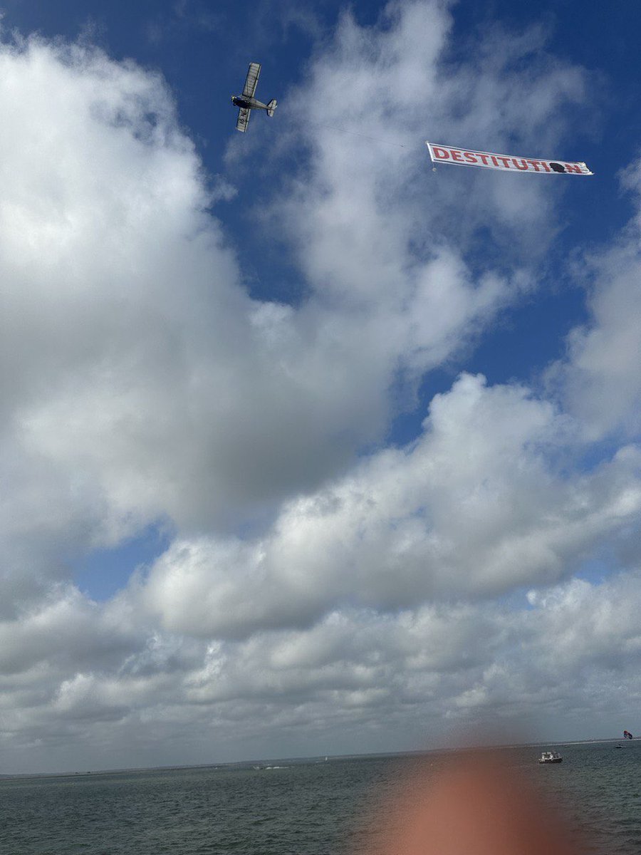 David_vanH's tweet photo. Merci à Cerise qui a pris cette belle photo de la Banderole #DESTITUTION au dessus d’Arcachon …pendant un virage !! https://t.co/WBcH2Nqa4a