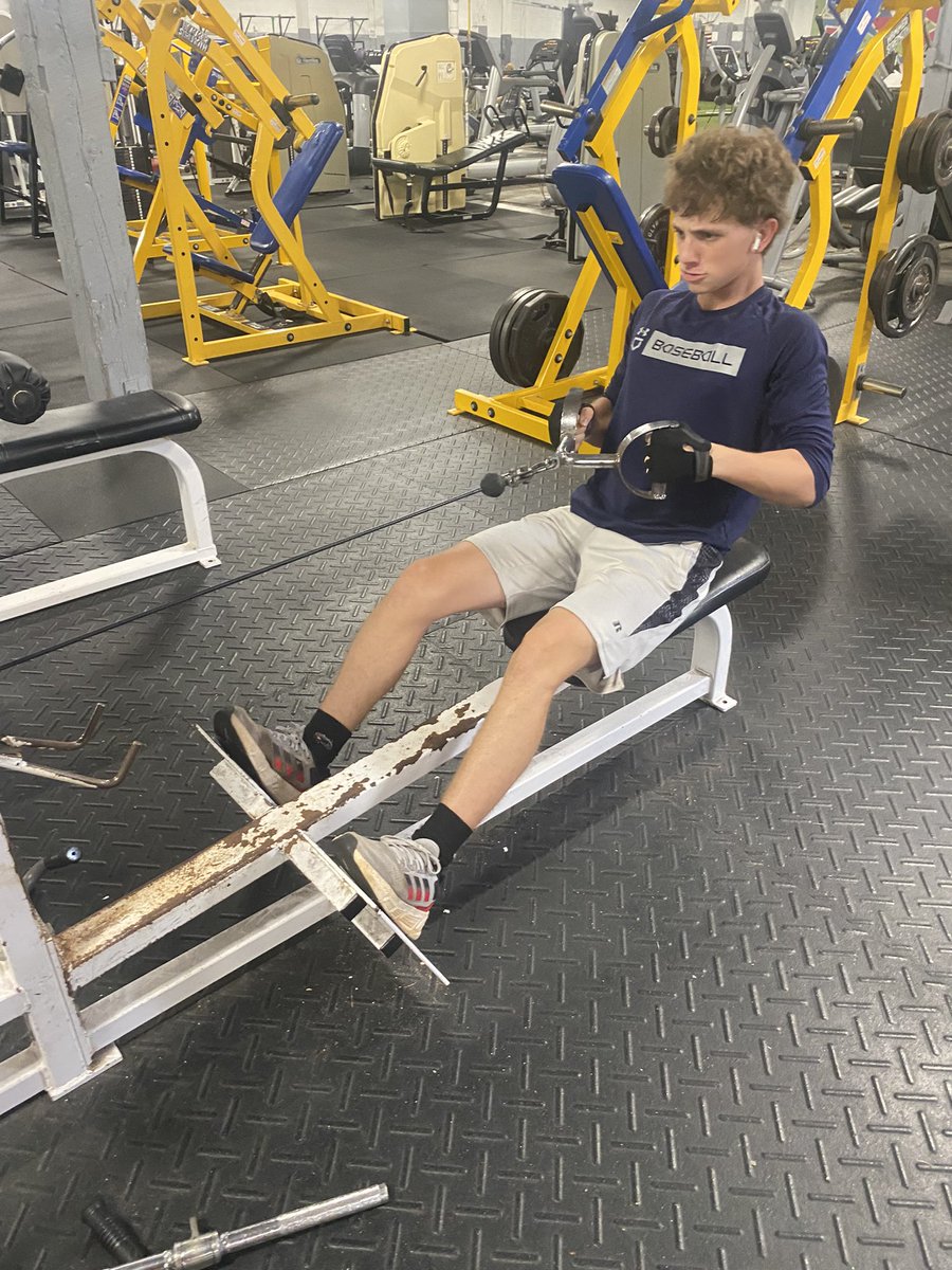 YockeyLogan's tweet photo. Back and Arm day 💪🏼.  Feels good move iron at the gym everyday ✅ https://t.co/H4rySMvivz