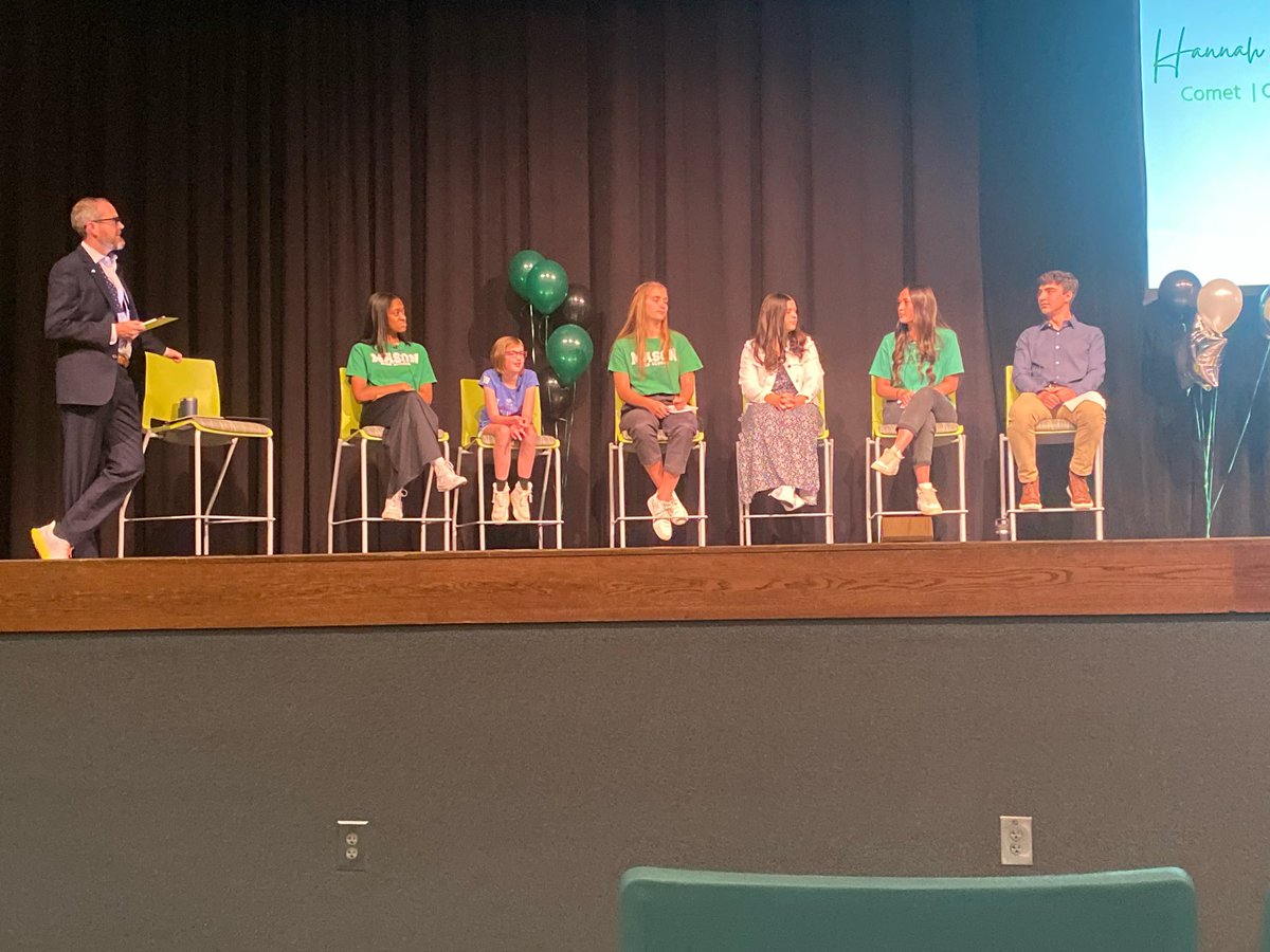 mrsworklearns's tweet photo. Today an amazing former student spoke in front of hundreds of educators about the impact that Mason Schools has had on her life. @RobBuyea, she gives you all the credit for wanting to become an author. Your school visit made quite the impression all those years ago!💚 #cometcon https://t.co/5wt4MjZrYP
