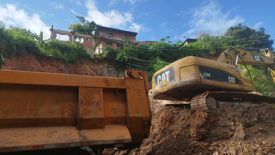 victoria1039fm's tweet photo. (04:40pm) >> #PNM en #Miranda, continuan las labores de remocion de escombros ante el derrumbe ocurrido en el sector #LosColorados de la carretera Panamericana. #InfoVial. https://t.co/fwDN6h1Kr1