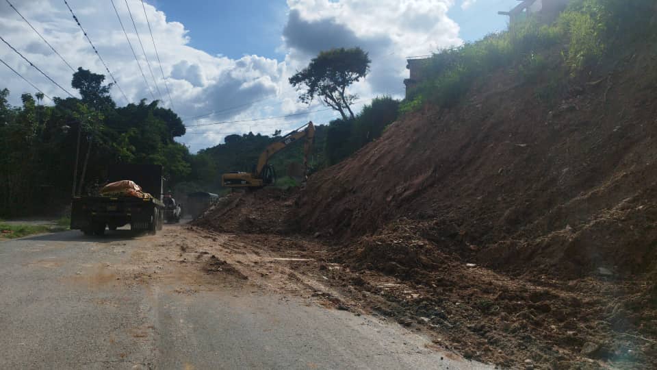 victoria1039fm's tweet photo. (04:40pm) >> #PNM en #Miranda, continuan las labores de remocion de escombros ante el derrumbe ocurrido en el sector #LosColorados de la carretera Panamericana. #InfoVial. https://t.co/fwDN6h1Kr1