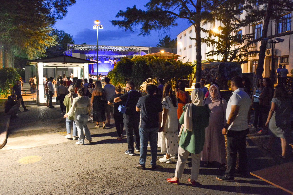 Açık Havada "Cimri"

Ankara Devlet Tiyatrosunun sahnelediği "Cimri", bugün Macunköy Açık Hava Yaz Sahnesinde sanatseverlerle buluştu.

138. temsilini gerçekleştiren "Cimri", 11 ve 12 Ağustos 'ta da sahnelenmeye devam edecek.