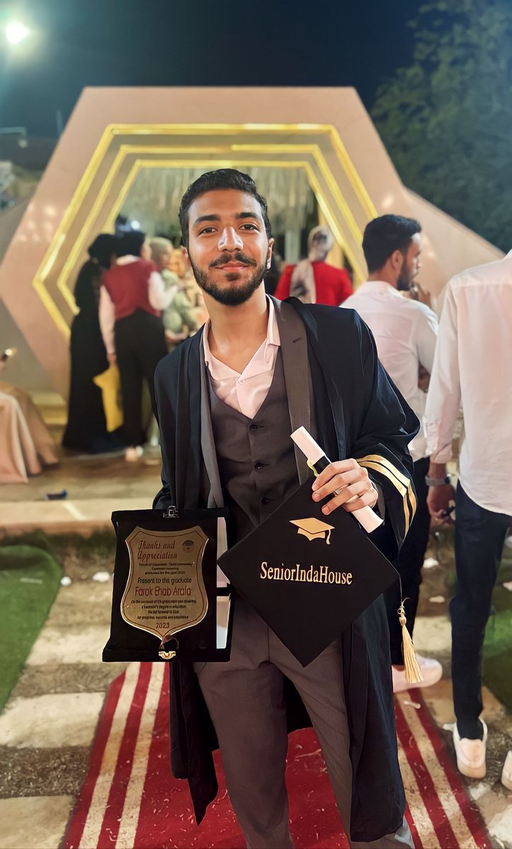 farok_3rafa's tweet photo. Ladies&Gentlemen
See you next year
Or not โค๐จ๐ปโ๐
#Finally_Graduated ๐ https://t.co/pUyNKwnWkb