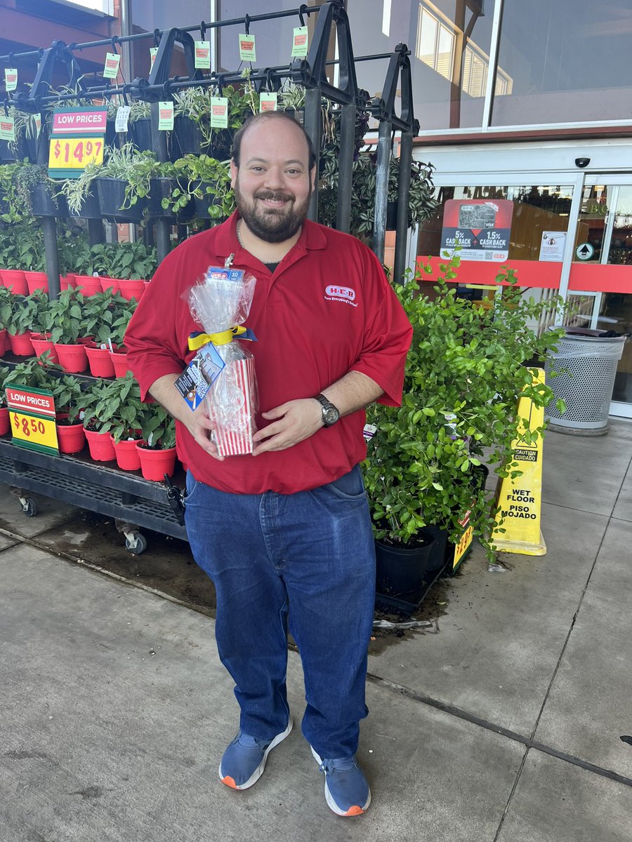 Chambers3rd's tweet photo. Helotes Elementary thinks that at HEB #EverythingsBetter Thank you for being part of our team! @NISDHelotes @KaseyLCrick #HelotesBulldogs @Leighannworrich #NISDOneTeam https://t.co/t8bbJYmJhE