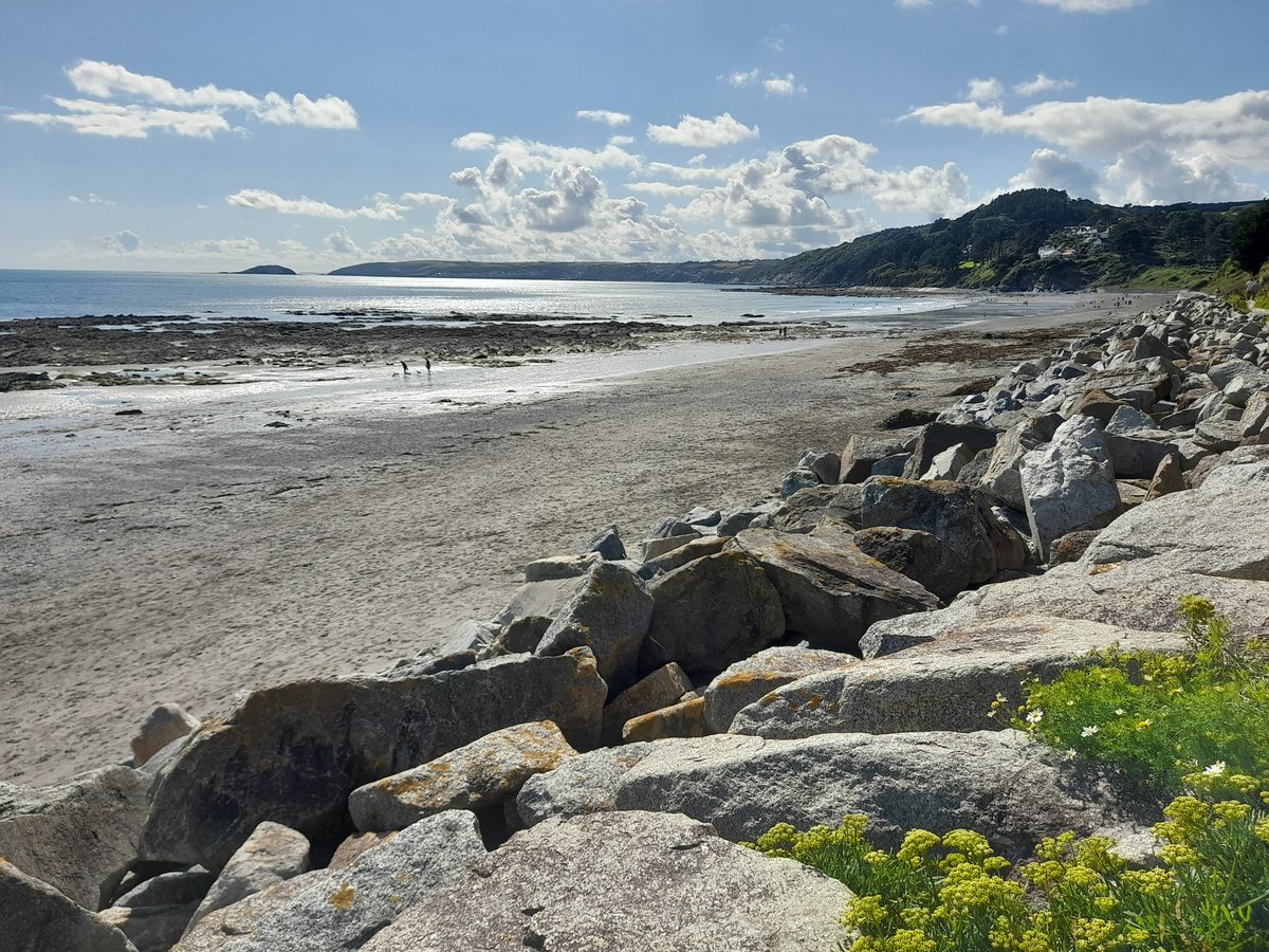 HallidayLou's tweet photo. The weather has certainly improved ☀️🏖. With the sun shining it is great for a trip to one of the many cornish beaches. Pictured is Seaton beach on the south coast, only 25 mins away.

#Cornwall #sunshine #beach #bluesky #sea #seaside #coast https://t.co/IAkzSnB2de