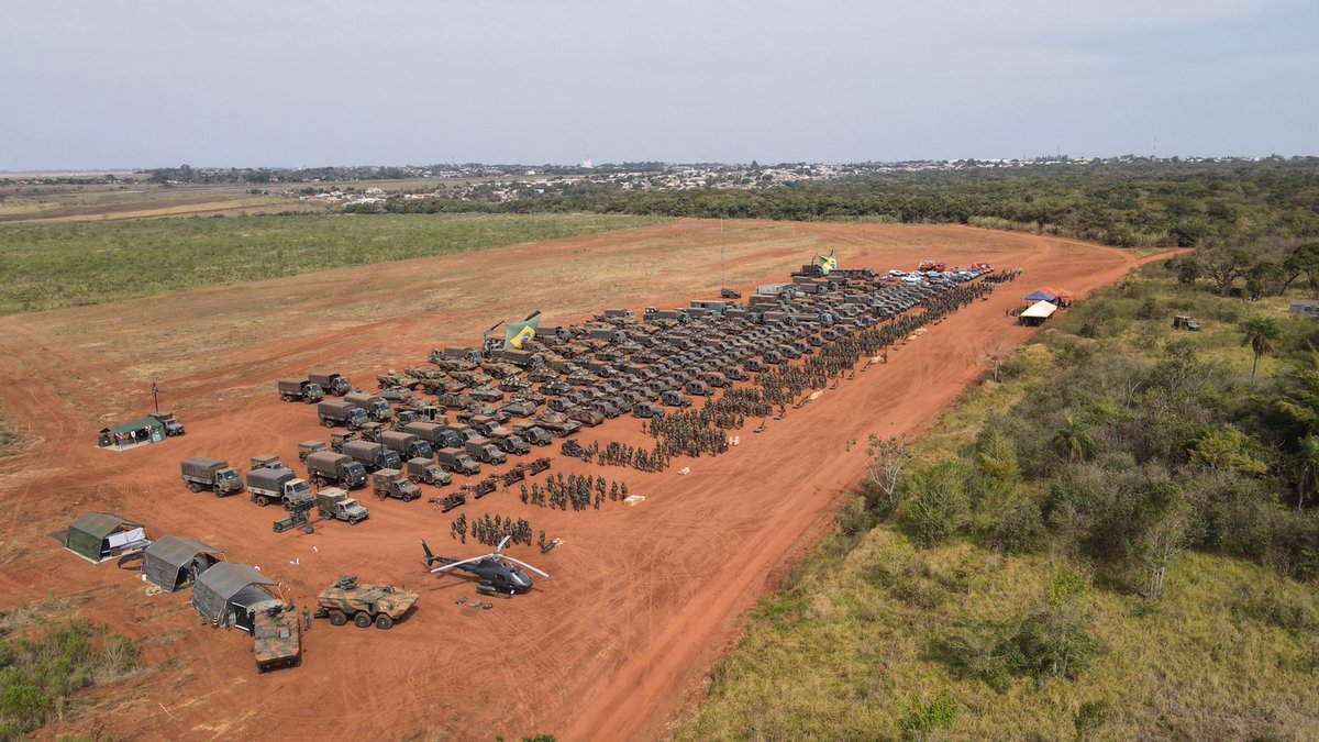 exercitooficial's tweet photo. Força de Prontidão da fronteira oeste e suas capacidades são apresentadas ao Comandante do Exército.
A #FORPRON da 4ª Brigada de Cavalaria Mecanizada é uma força de emprego estratégico, apta a operar em missões reais de combate convencional, em operações ofensivas e defensivas, e atuar em cooperação com outras agências em qualquer parte do território nacional.
▶️https://t.co/dVAr9ocCA0
