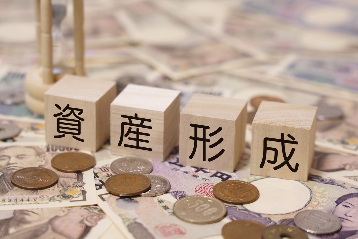 「どうしてその業界に就職するの？」サービス業に就職を決めた私に、周りの友人はあきれ顔で言った。当時プライドが高かった私は、「色んな地域で仕事がしたい」「座ってする仕事は向いていない」と答えた。

でも本当は違う。目先のお金のためだった。