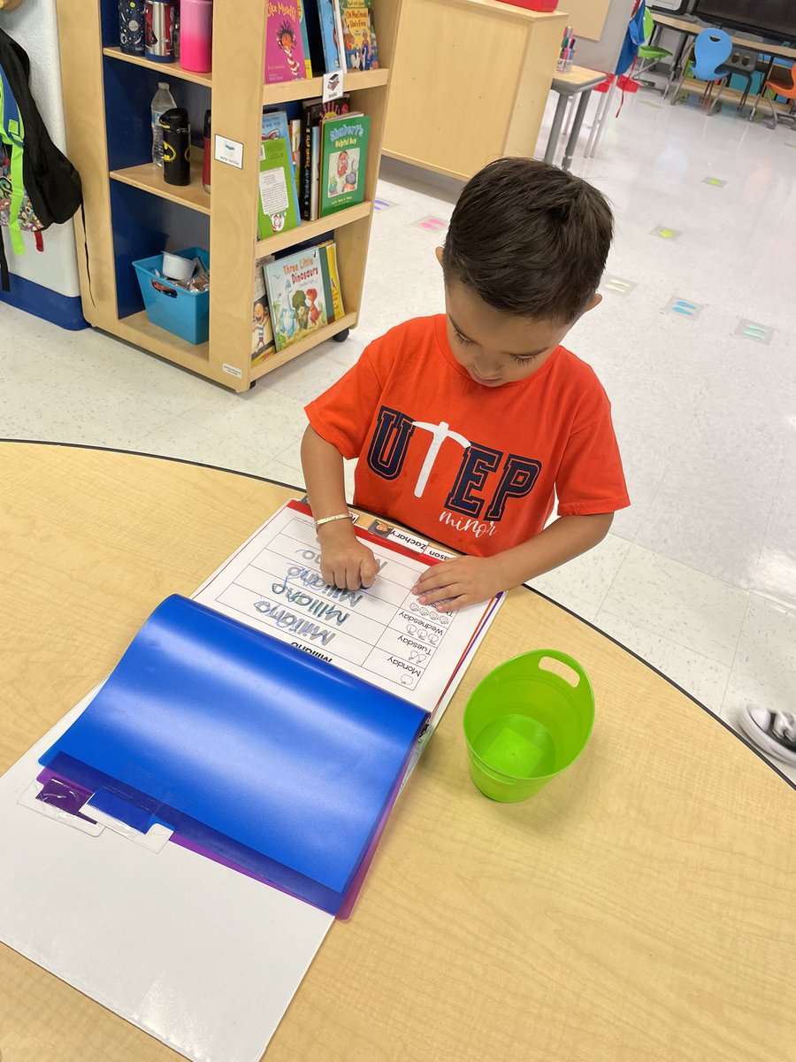 specialkmart34's tweet photo. Just another day in Prek! 😍 #BeTheBus #ClintISDPreKRocks #DHE_Bobcats https://t.co/a9Nb2Xh7HD