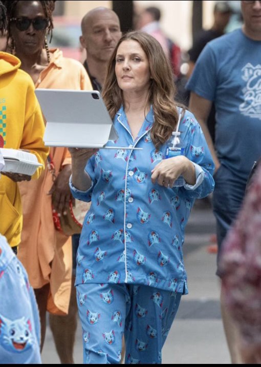 Hey <a href="/DrewBarrymore/">Drew Barrymore</a> <a href="/ACTRAnational/">ACTRA National</a> members  would prefer <a href="/sagaftra/">SAG-AFTRA</a> members decline non-union commercial work in Canada in solidarity with <a href="/ACTRAToronto/">ACTRA Toronto</a> performers who have been locked out 16 months now by <a href="/ICACanada/">ICA - Institute of Canadian Agencies</a> says <a href="/actrapresident/">@ACTRApresident</a> Eleanor Noble. pressprogress.ca/big-star-holly…