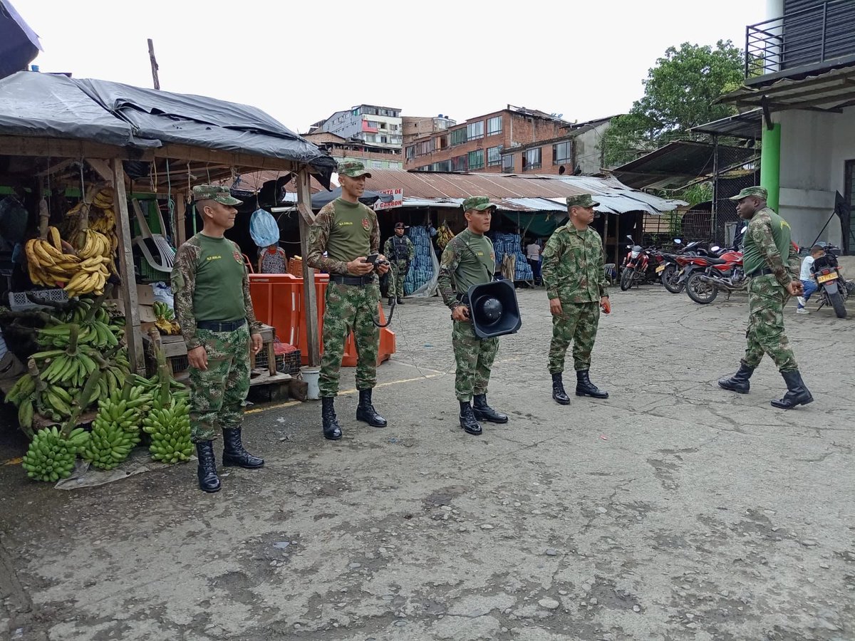 Ejercito_Div6's tweet photo. El Batallón de Apoyo y Servicios para el Combate N°27 y los soldados del Batallón de Acción Integral N°6, realizan actividad de perifoneo, invitando a la comunidad de Mocoa #Putumayo, a denunciar el reclutamiento forzado de niños, niñas y adolescentes. 

#ProtegemosLaVida https://t.co/igsMd3ZgWV