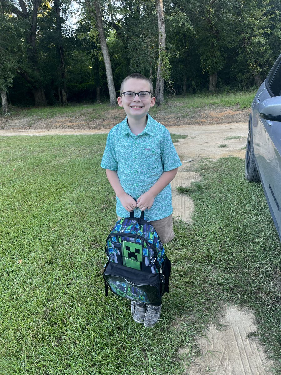 LexyLee93's tweet photo. The adventures of FOURTH GRADE; last first day of elementary school! #firstdayofschool https://t.co/GeDofB70zv