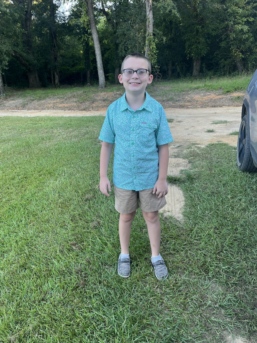 LexyLee93's tweet photo. The adventures of FOURTH GRADE; last first day of elementary school! #firstdayofschool https://t.co/GeDofB70zv