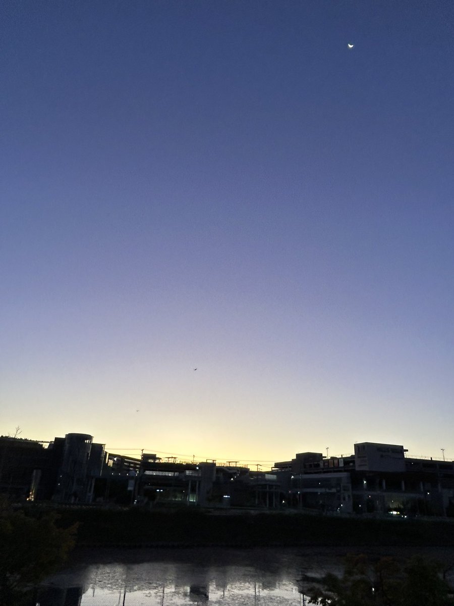 chihaya59's tweet photo. おはようございます。西日本で晴れる所が増えます。日本海側は厳しい暑さが予想されます。東海や北陸､東北の日本海側も晴れて暑くなり関東や東北太平洋側は雨が降りやすくなります。
お仕事の方もお盆休みに入った方も暑くなるので熱中症に注意ですよ〜
今日も宜しくお願いします
♡(⌒▽⌒)♡ https://t.co/yjxCLIgyG2