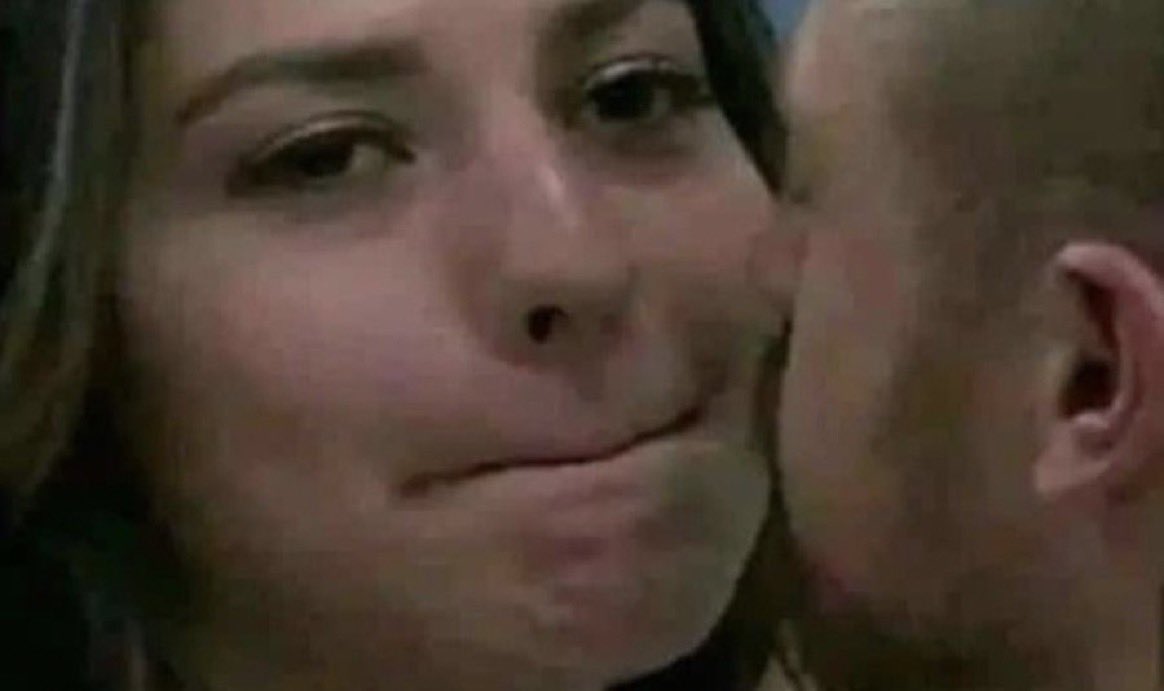 AidelZack's tweet image. - Tu boude ?
- Non
- fais moi un bisou alors
- elle: