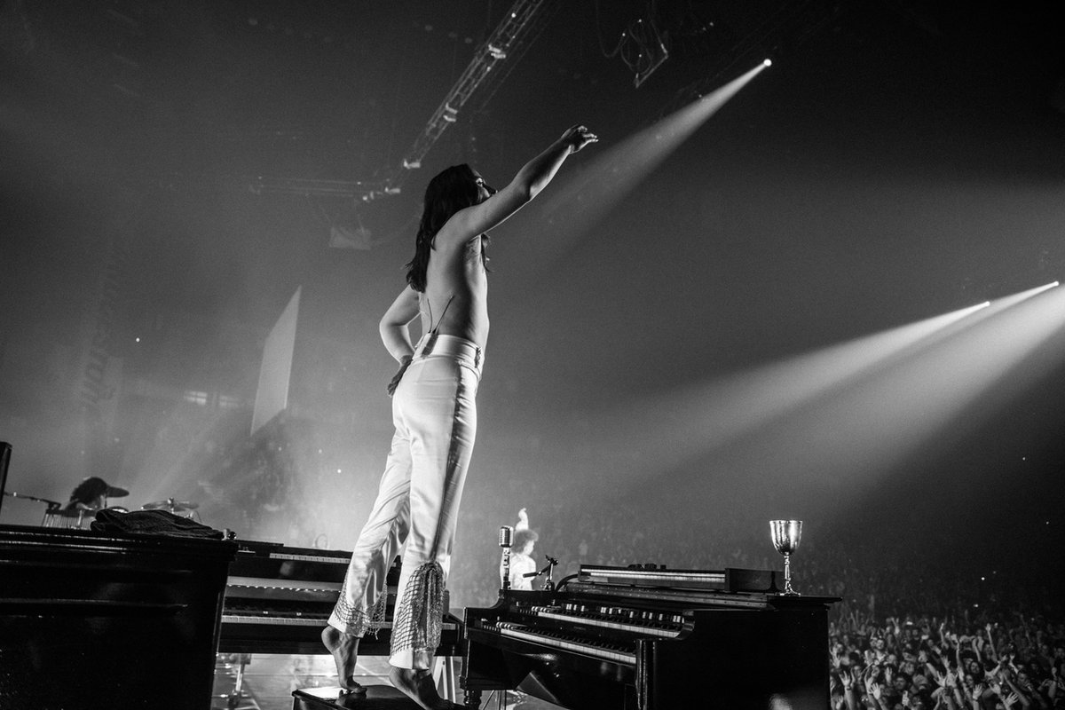 GretaVanFleet's tweet photo. Tonight, we bring the Starcatcher World Tour to a Los Angeles staple – @thekiaforum! Delighted to be back in the radiant City Of Angels. 

Tickets: https://t.co/3O3U4d45iM https://t.co/PnlzJeJ9M6