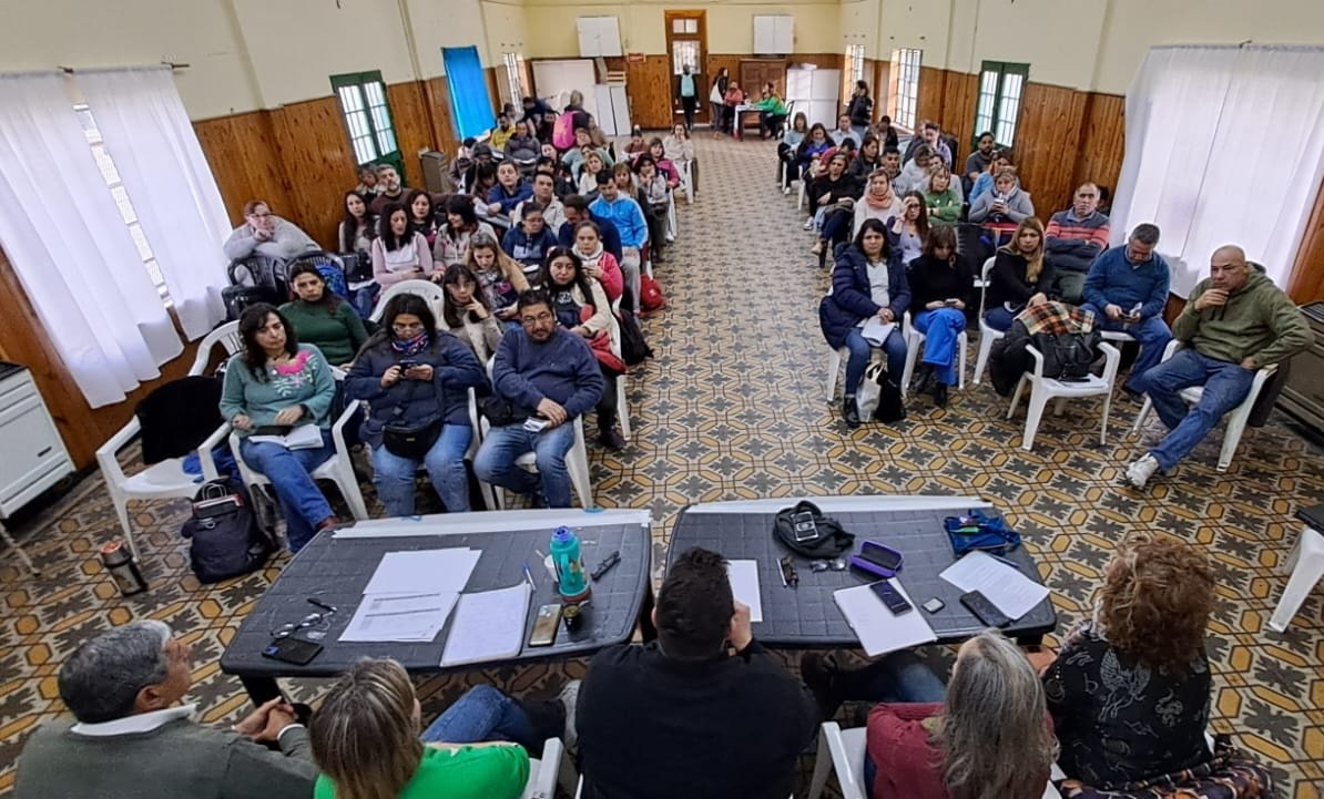 SutebaEchev's tweet photo. Hoy se reunió el cuerpo de delegadxs del Suteba Echeverria. Comenzamos la reunión  repudiando el aberrante asesinato de Morena, acompañando a su familia y a toda la comunidad educativa de la Primaria 60 de Lanus. Este hecho no puede quedar impune.

SUTEBA ECHEVERRÍA https://t.co/P7bsqWlEbH