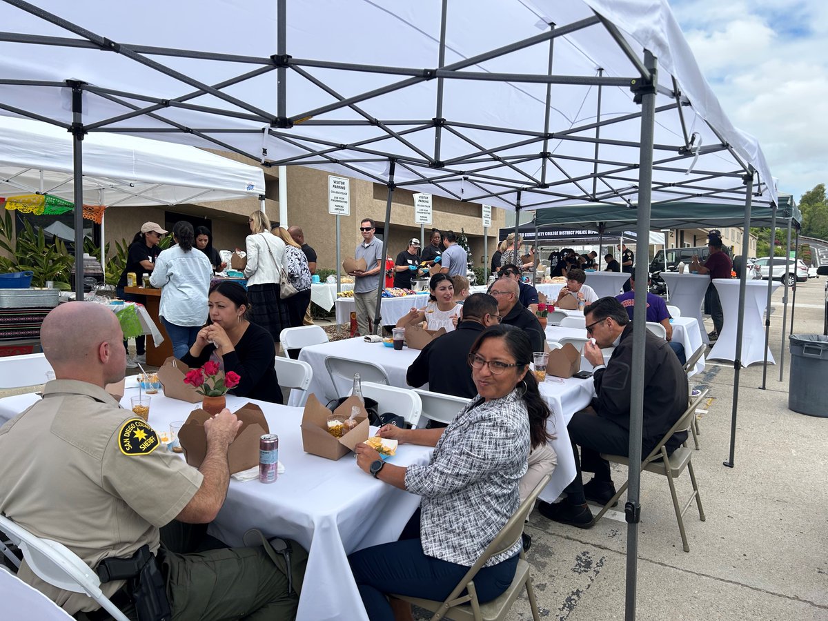 SDCCDPolice's tweet photo. Thank you to everyone that supported our fundraiser supporting @sdswac ‘s Shop with a Cop. We are proud to serve a community so supportive of our youth!
#sdccd #starpalsandiego #sdccdpdcares https://t.co/3Q8TQWkTzb