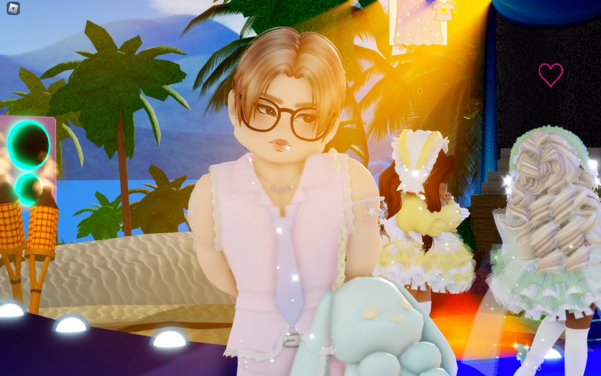 _heartzleo's tweet photo. pov: you're under level 500 and you've been in Sunset Island all day to get some more xp :9  #royalehighnewschool #royalehighcampus3  #royalehigh https://t.co/l5Nabn7zHa