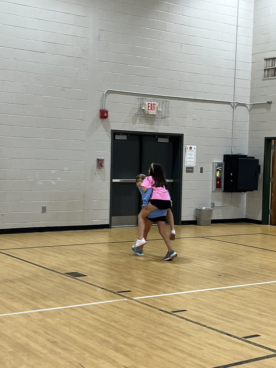 kgowder10's tweet photo. Back to school ice breakers! Building new relationships and having fun moving. #ssse #perocks 🫶🏻💪🏼@SSenrichment https://t.co/QQq7VcGSsP