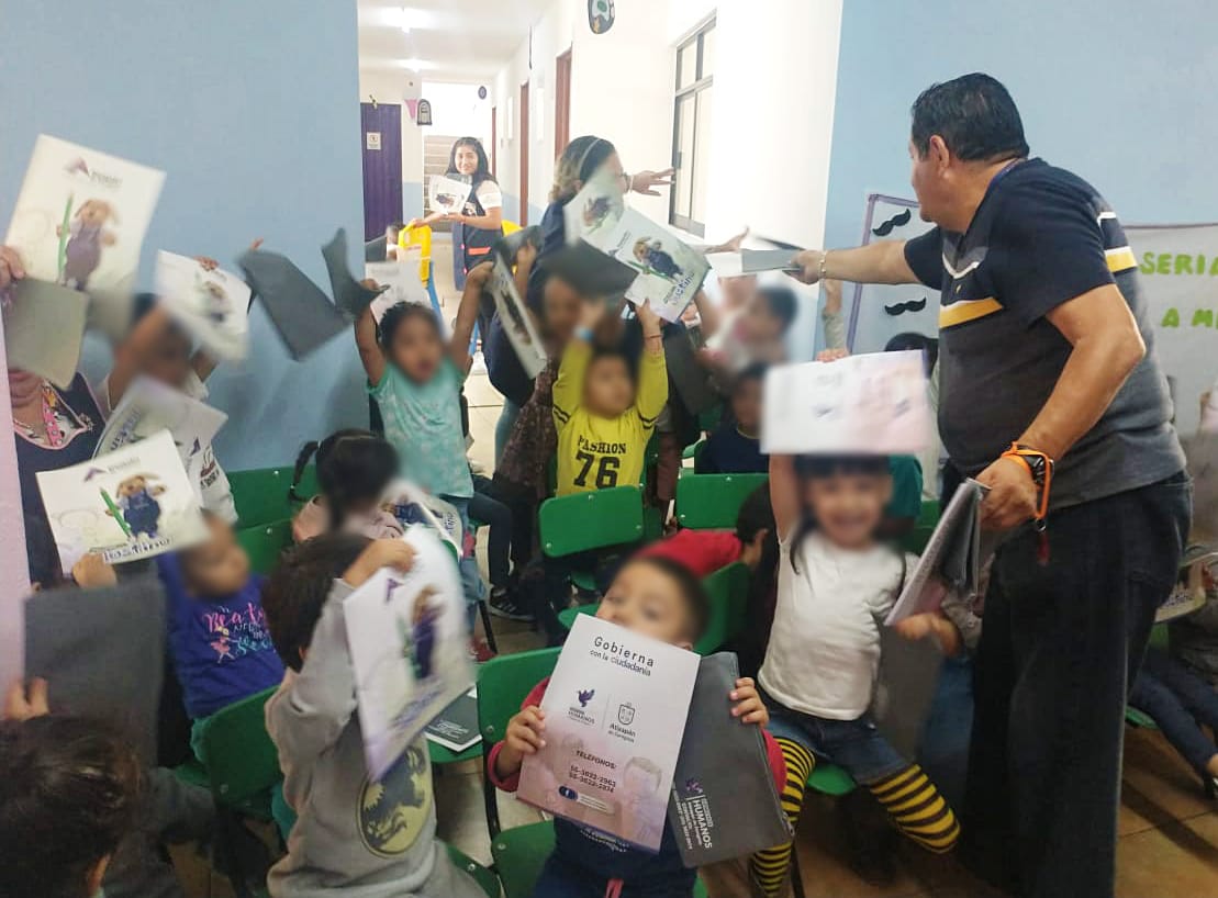 DianaStephanyLG's tweet photo. Este #jueves Justino🐕🐾llevó momentos de mucha diversión a la Estancia Infantil Eva Sámano de López Mateos🏫donde nuestros #humanitos🧒🏻👧🏻 aprendieron mucho y mostraron su capacidad participativa 🙋🏻que ayudará en la construcción del tejido social #AtizapánProtegiendoTusDerechos🕊️ https://t.co/cEe9C4FzEm