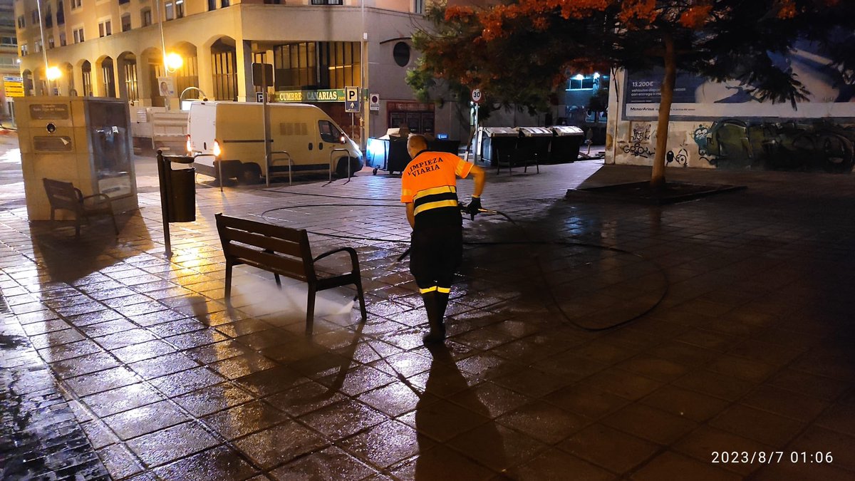 dcentrolpgc's tweet photo. Baldeo integral de la Calle Mayor de Triana y alrededores. https://t.co/3qx8MPlngZ