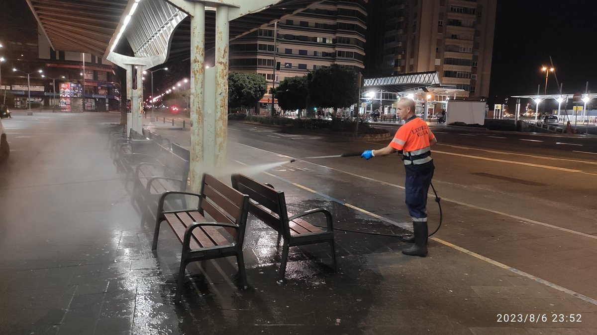 dcentrolpgc's tweet photo. Baldeo integral de la Calle Mayor de Triana y alrededores. https://t.co/3qx8MPlngZ