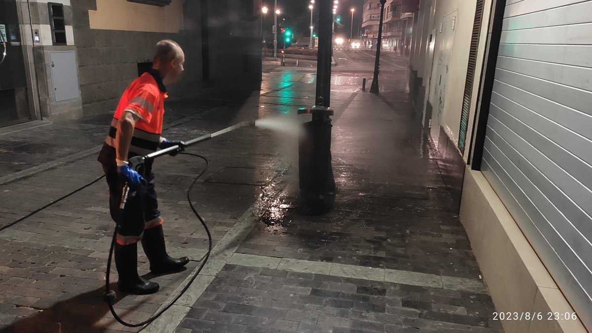 dcentrolpgc's tweet photo. Baldeo integral de la Calle Mayor de Triana y alrededores. https://t.co/3qx8MPlngZ
