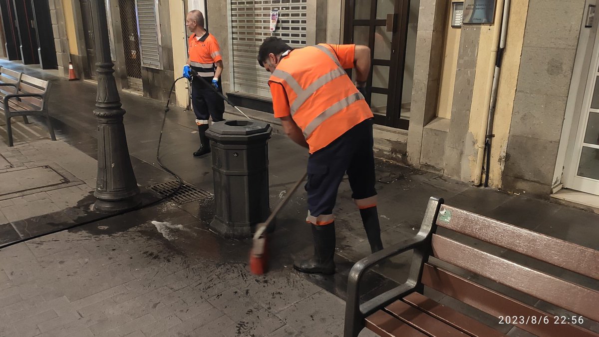 dcentrolpgc's tweet photo. Baldeo integral de la Calle Mayor de Triana y alrededores. https://t.co/3qx8MPlngZ