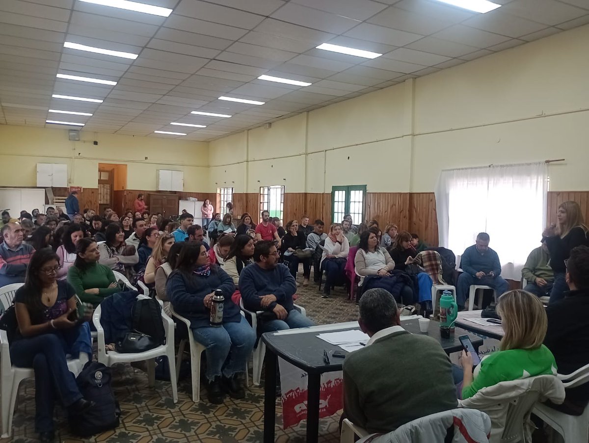 SutebaEchev's tweet photo. Hoy se reunió el cuerpo de delegadxs del Suteba Echeverria. Comenzamos la reunión  repudiando el aberrante asesinato de Morena, acompañando a su familia y a toda la comunidad educativa de la Primaria 60 de Lanus. Este hecho no puede quedar impune.

SUTEBA ECHEVERRÍA https://t.co/P7bsqWlEbH