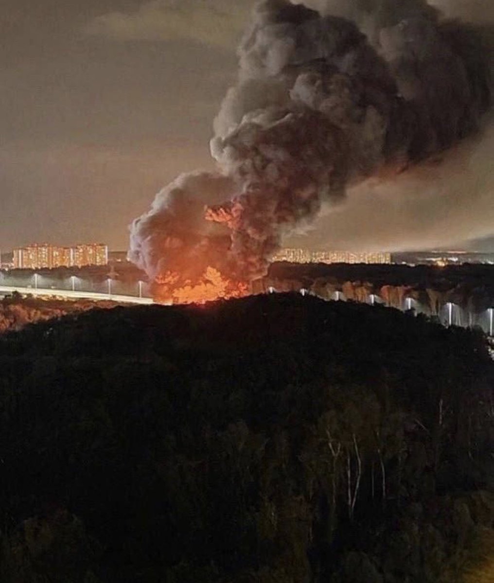 Gerashchenko_en's tweet photo. A large fire in Odintsovo, Moscow region of Russia.

By preliminary information, a warehouse is on fire. https://t.co/3u3Yz4RkXl