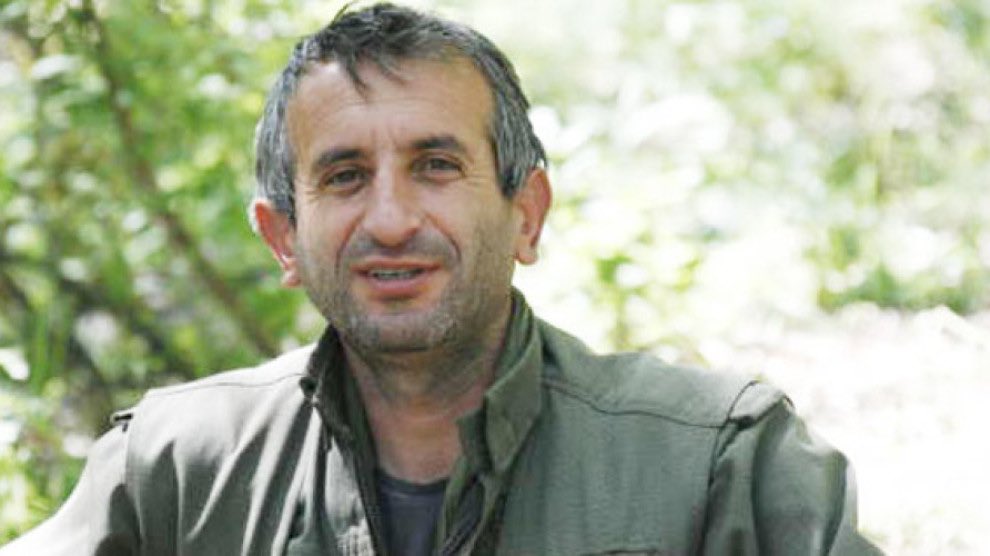 Say ki sömürge çocuğuyum
Büyük bir bozkır içinde, çıplak ayaklı ben
Biraz buruk, biraz küskün
Asi biraz
Ve yine bir boşluk kalbimde
Say ki nice nice yalnızlığım
Kucaklanmaya muhtacım
Eğil üzerime ve öp beni