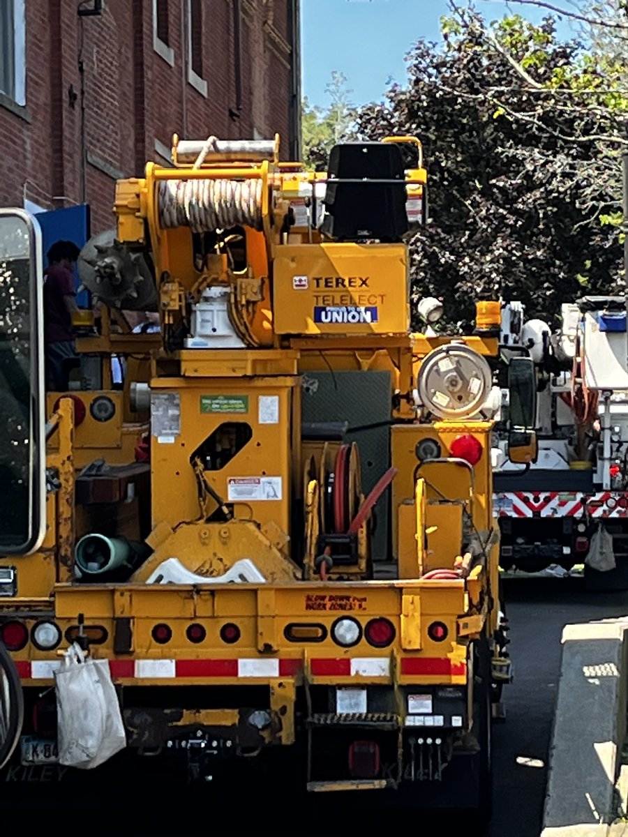 UnitedIllum's tweet photo. When the power goes out, #TeamUI lineworkers deliver. After ⚡️ struck a transformer &amp; caused an outage recently, one of our customers in West Haven wrote in, "Thank you all for getting our power back on so quickly yesterday." We're proud our team makes it happen, rain or shine! https://t.co/oMhVvj3Gxo