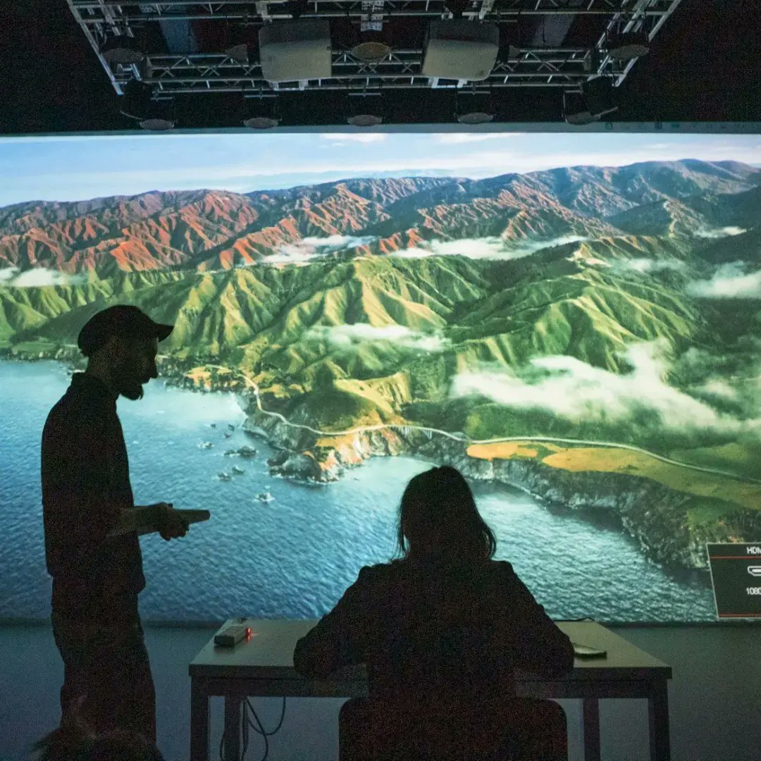 utditella's tweet image. #MediaLab 🌈🧠 Experiencias visuales inmersivas que nos transportan a otros mundos.

#DiseñoDiTella