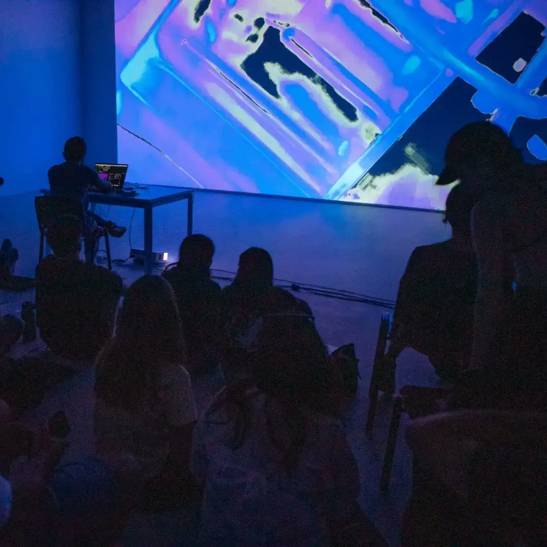 utditella's tweet image. #MediaLab 🌈🧠 Experiencias visuales inmersivas que nos transportan a otros mundos.

#DiseñoDiTella