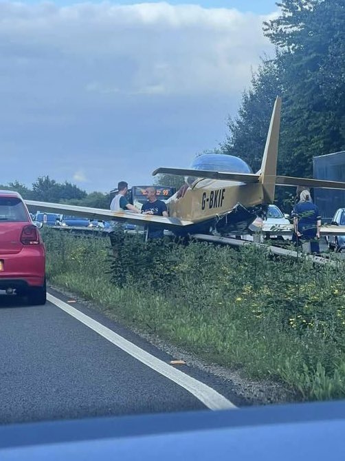 jrphillips19's tweet photo. Light aircraft landed on A40 tonight, thankfully no one hurt 🙏. Very unusual sight! https://t.co/jiv50B8QD9