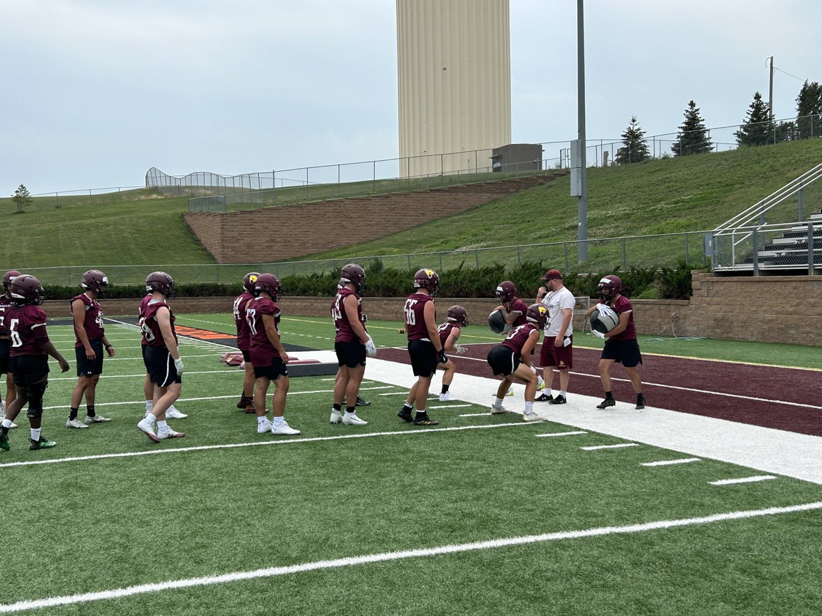 UMMFootball's tweet photo. Practice 1 ✅

#TEAM #RollCougs🐾 https://t.co/QzBSo5z78k