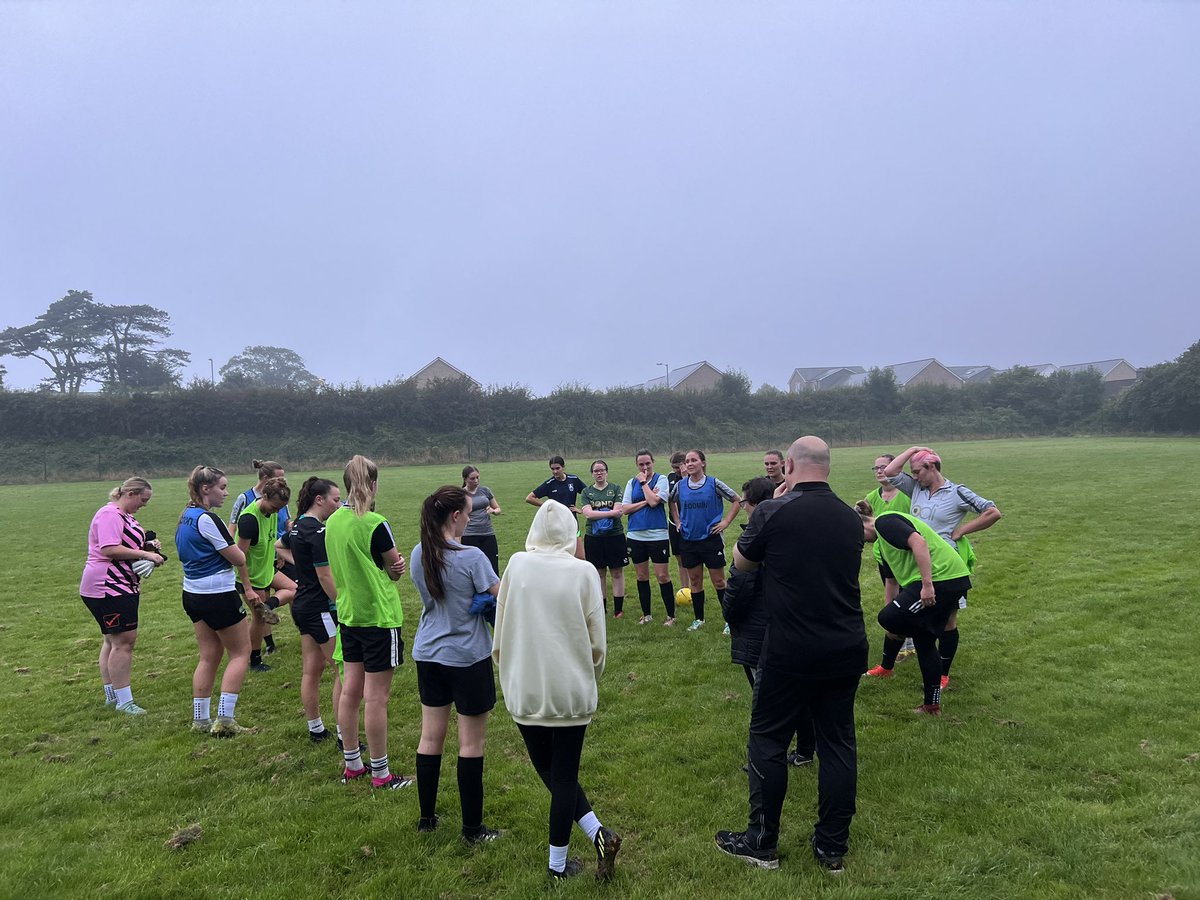 Loved training tonight, despite the Cornish dew! Amazing numbers, especially with most of the young ‘uns at Boardmasters Preseason ticking along nicely … can’t wait for the season to start next month 💛🖤 #HerGameToo #WomensFootball #Bodmin