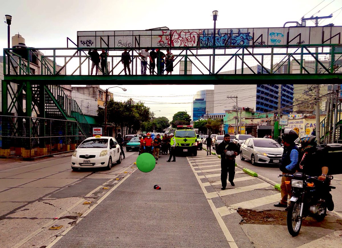 amilcarmontejo's tweet photo. PEATÓN falleció por politraumatismo
📍6 avenida 6 calle zona 4
Bus articulado lo atropelló bajo la pasarela, informan que es de nacionalidad hondureña y el niño que lo acompañaba es trasladado a centro asistencial. https://t.co/eMyzDkeN5O
