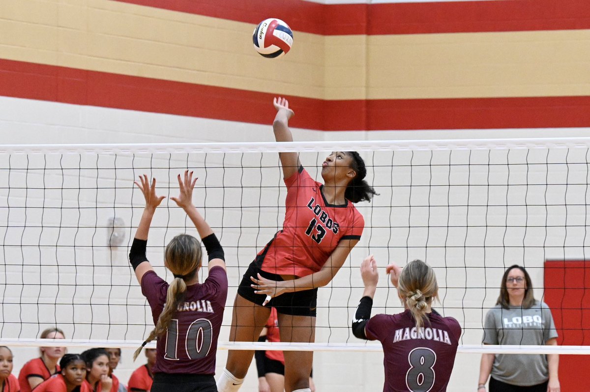 Got to see <a href="/LCHSLobosVB/">LoboVB</a> for the first time this year against Magnolia in the #kcfvbclassic this afternoon! The Lobos are looking great! #CFISDspirit 🎉🏐