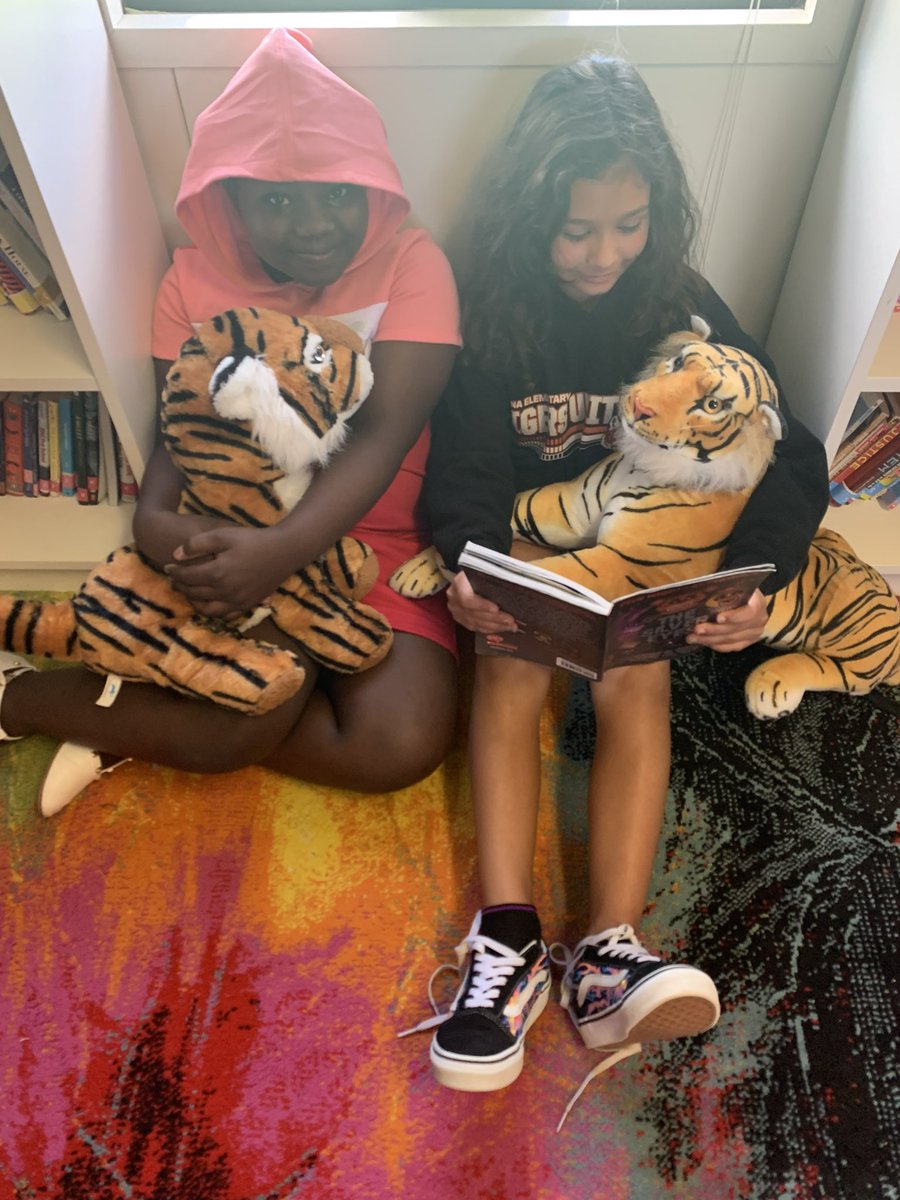 Our Tigers were enjoying their time reading with tigers today. 🧡🐅 <a href="/TamaraT10177825/">Tamara Torres</a> <a href="/ABQschools/">Albuquerque Public Schools</a> #GoTigers #LightsTigersAction