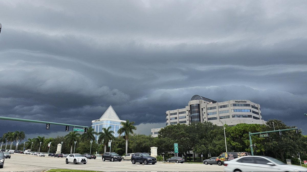 PBG278's tweet photo. Strong weather moving into PGA Blvd @WPTV #weather https://t.co/8WckWAZuME