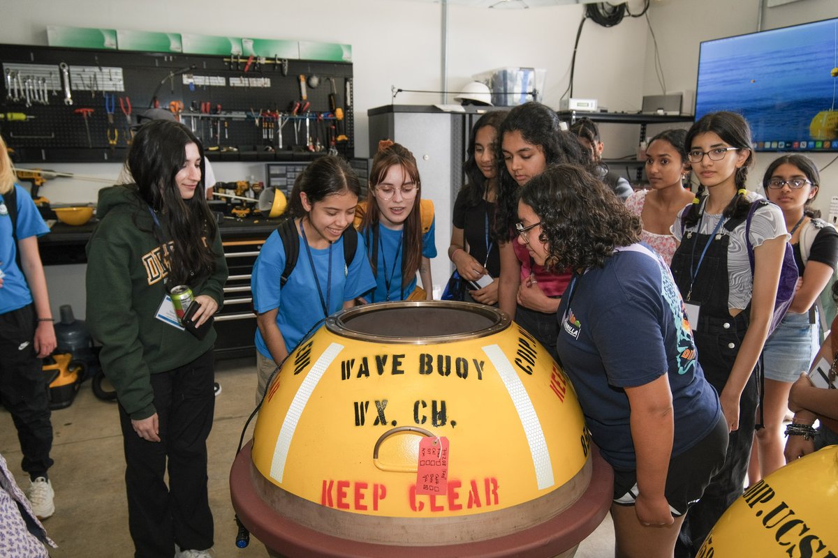 Organized by Coastal Defenders, students from the @EarthEcho International ResilienSea Program toured the CDIP lab yesterday. The students learned about waves and the technology used to measure them. 📷 Ken Jacques Photography