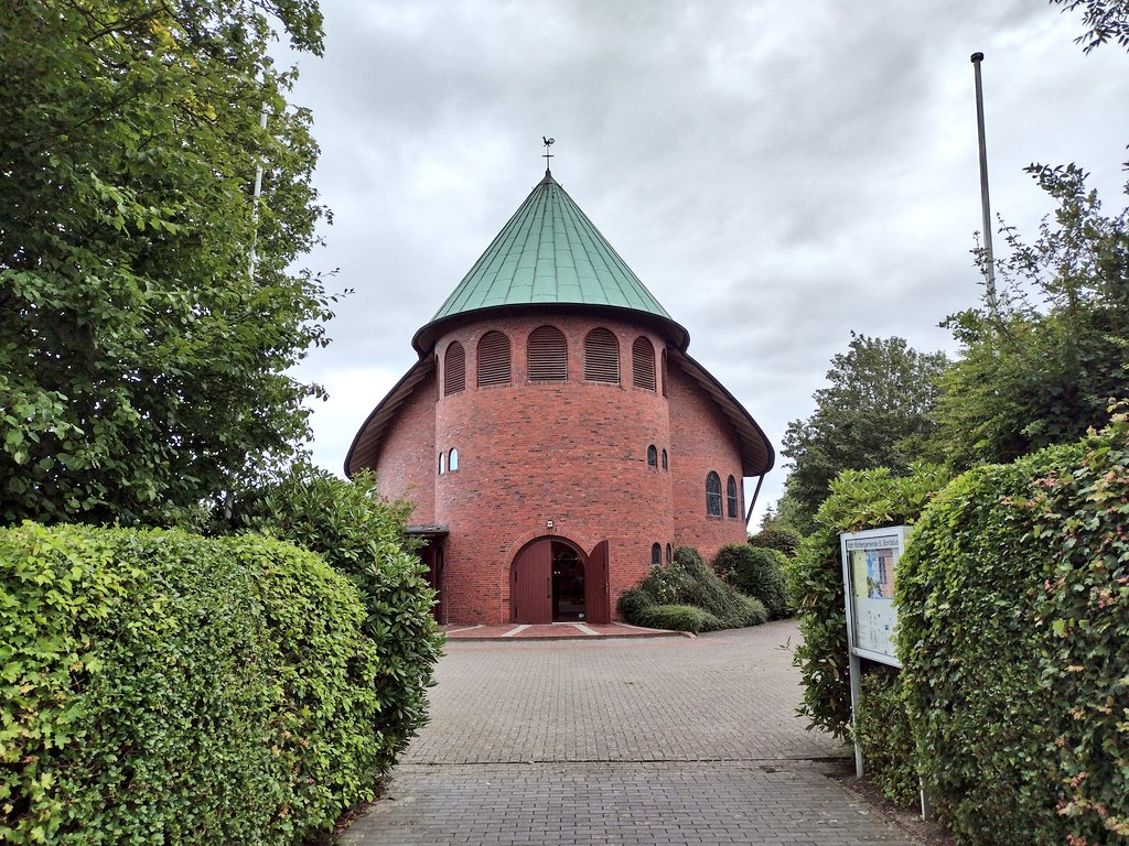 RogateKloster's tweet photo. In der Sommerredenreihe unseres Demokratieprojektes „FrieslandVisionen“ sprach heute Abend Kreistagsvorsitzender Jannes Wiesner in der St. Bonifatius-Kirche zu Sande. Es war die fünfte Rede der zehnteiligen Reihe.
#rogatekloster #rogateammeer #friesland #frieslandvisionen https://t.co/gZAZZiYwfJ